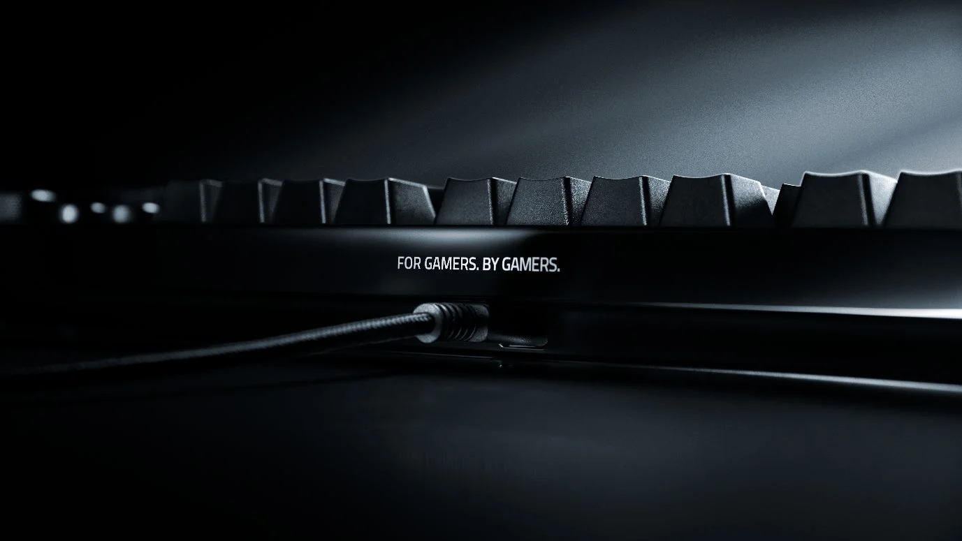 キーボードの前面に「FOR GAMERS. BY GAMERS.」というスローガンが白文字で表示されています。