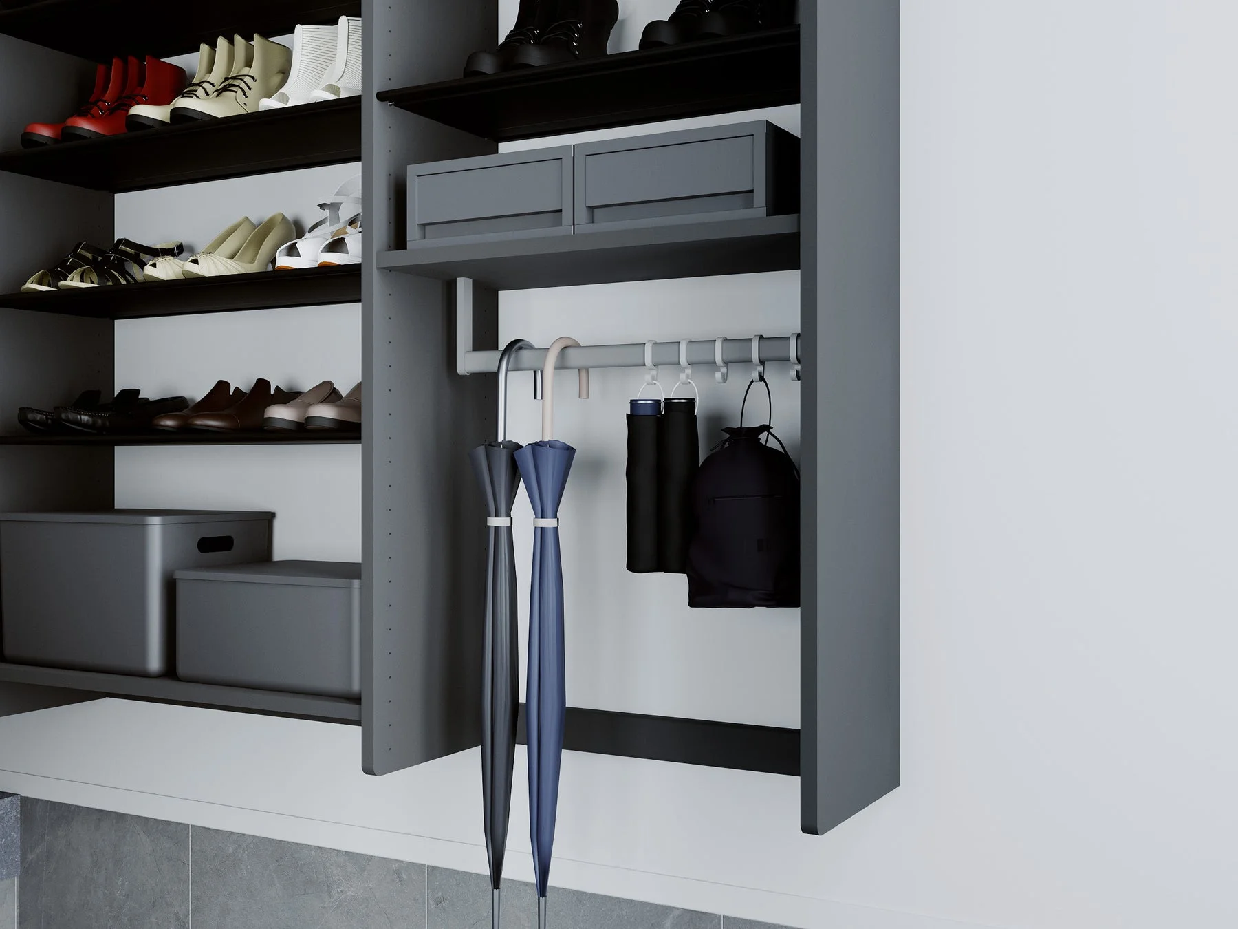 整理整頓されたクローゼットの様子。棚には多種多様な靴が並び、下段には収納ボックスや傘、吊り下げられた小物が配置。