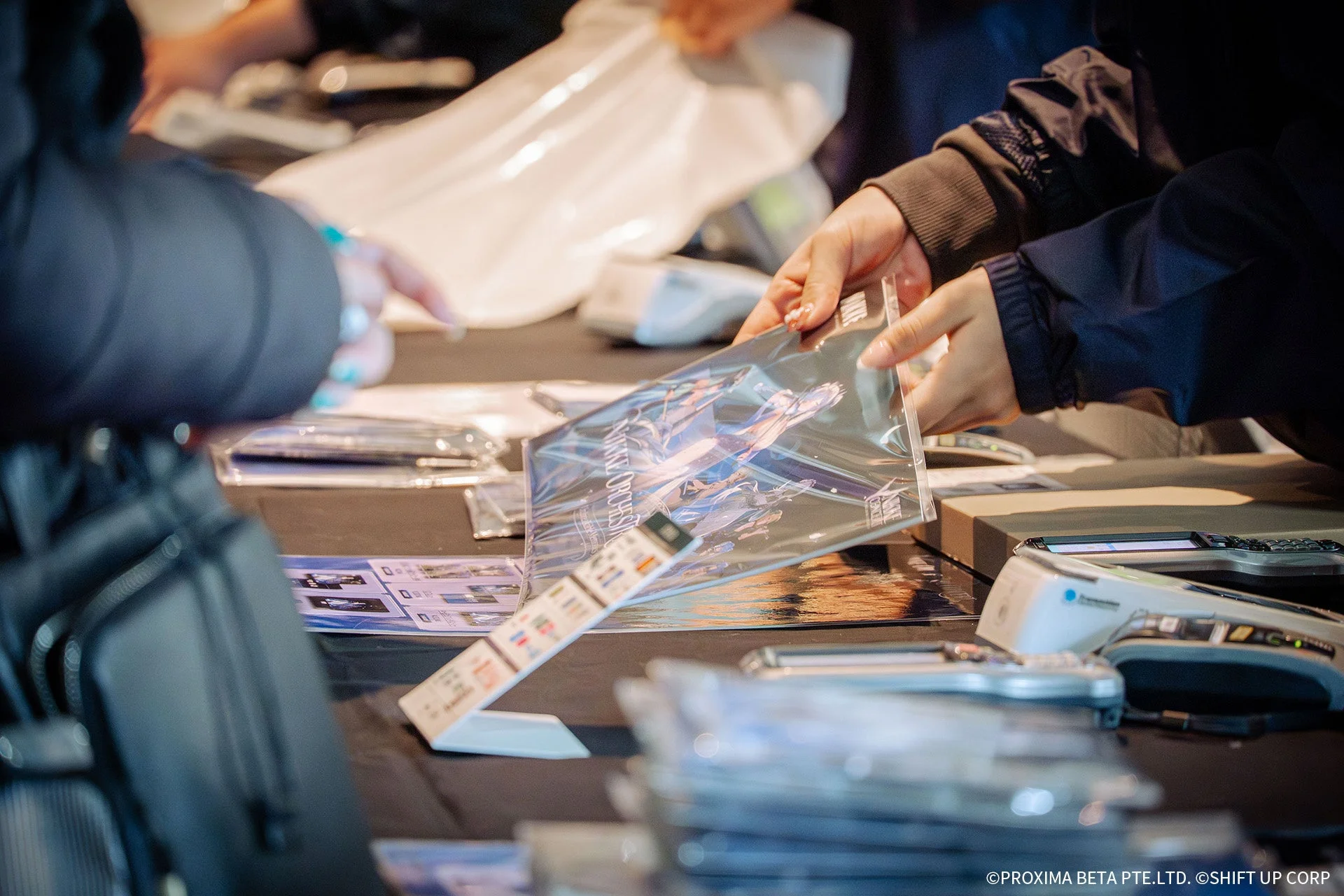 グッズを購入する来場者の手元