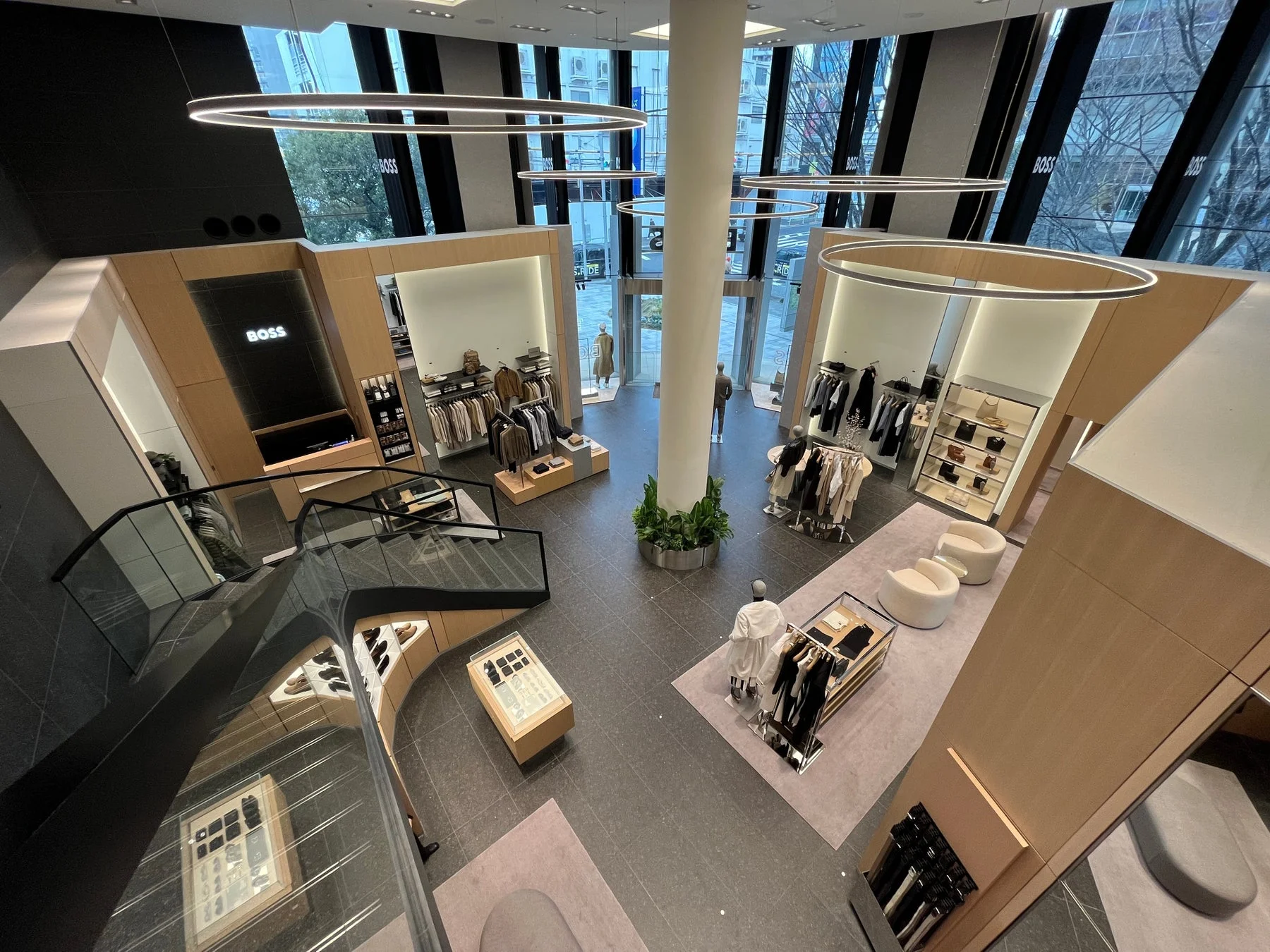 広々としたモダンなBOSSストア店内