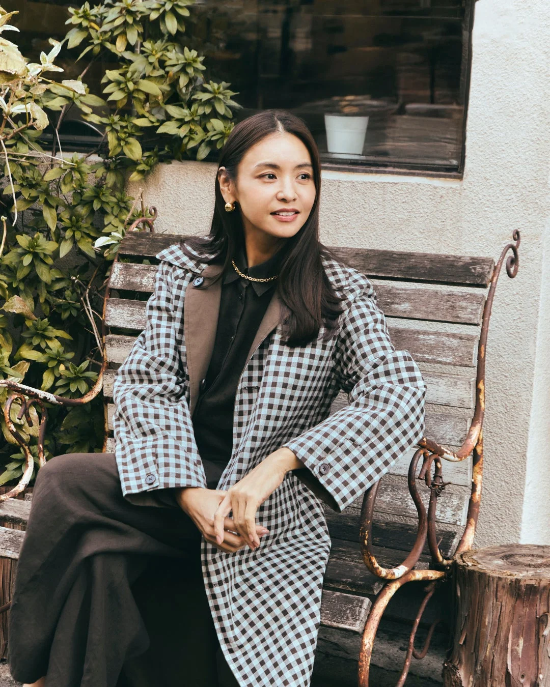 チェック柄のコートを着た女性