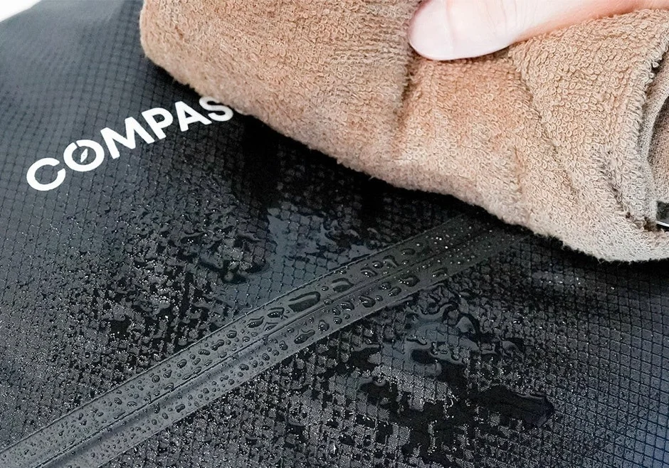 撥水生地を拭く手