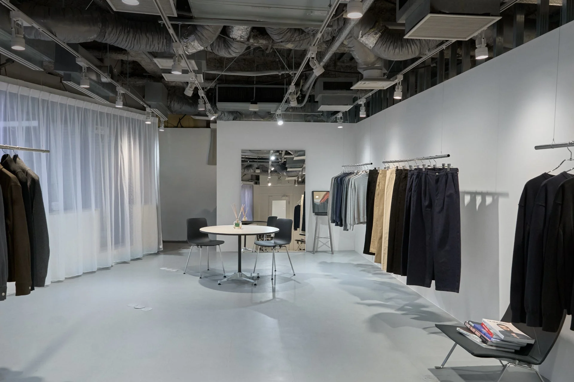 モダンなアパレル店舗またはショールームの内部