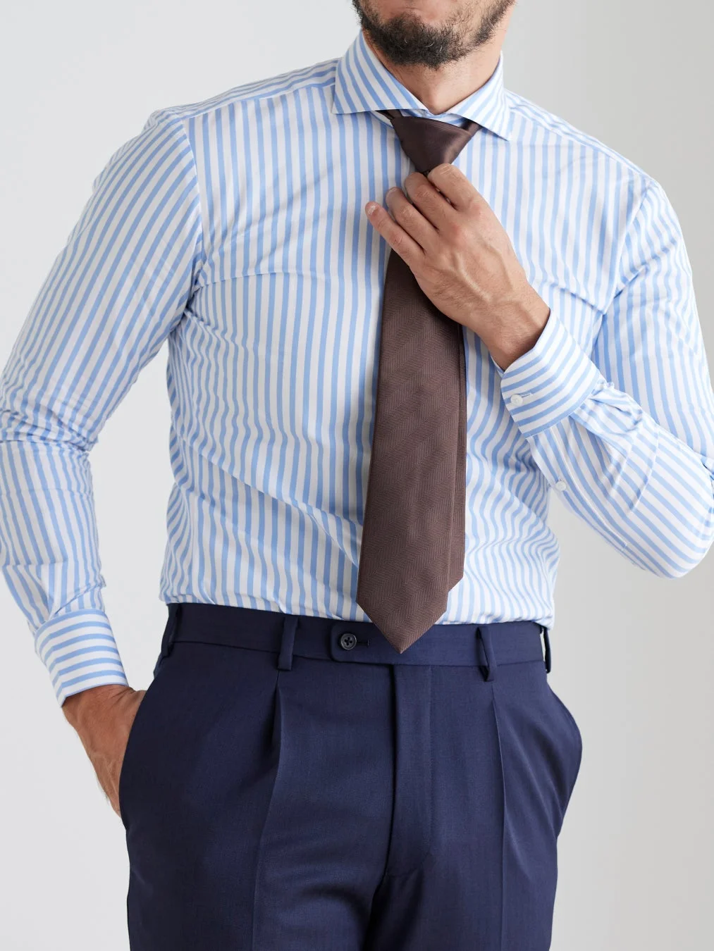 ネクタイを整える男性