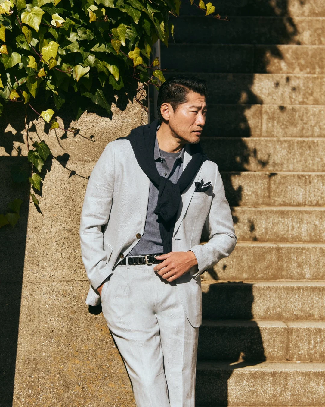 ライトグレーのスーツを着用した男性