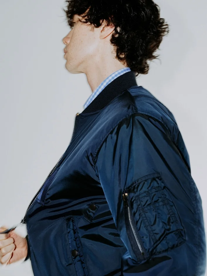 MA-1 FLIGHT JACKET着用モデル横顔