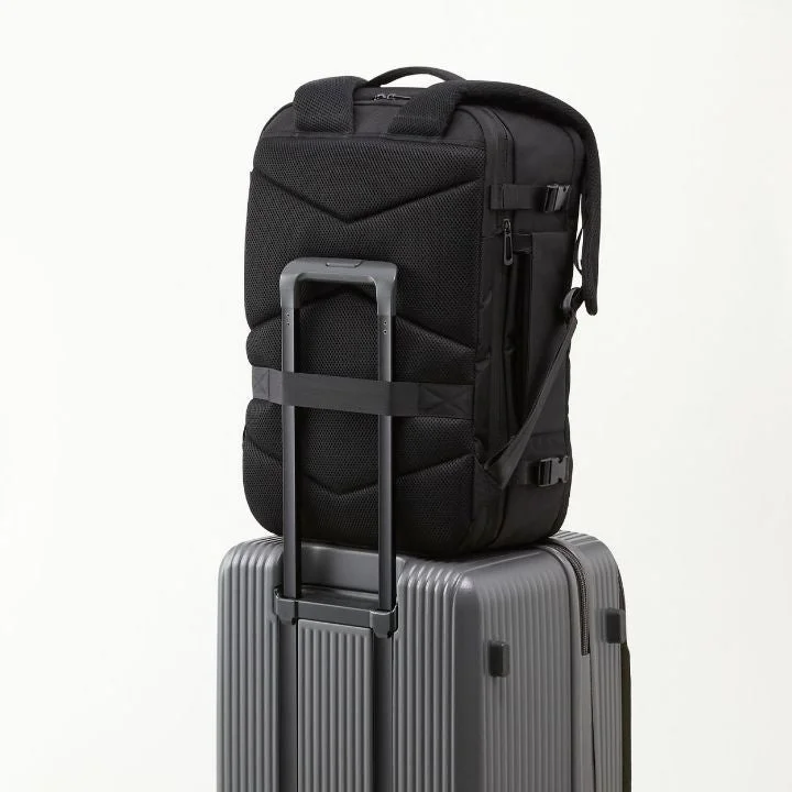 スーツケースに固定されたバックパック