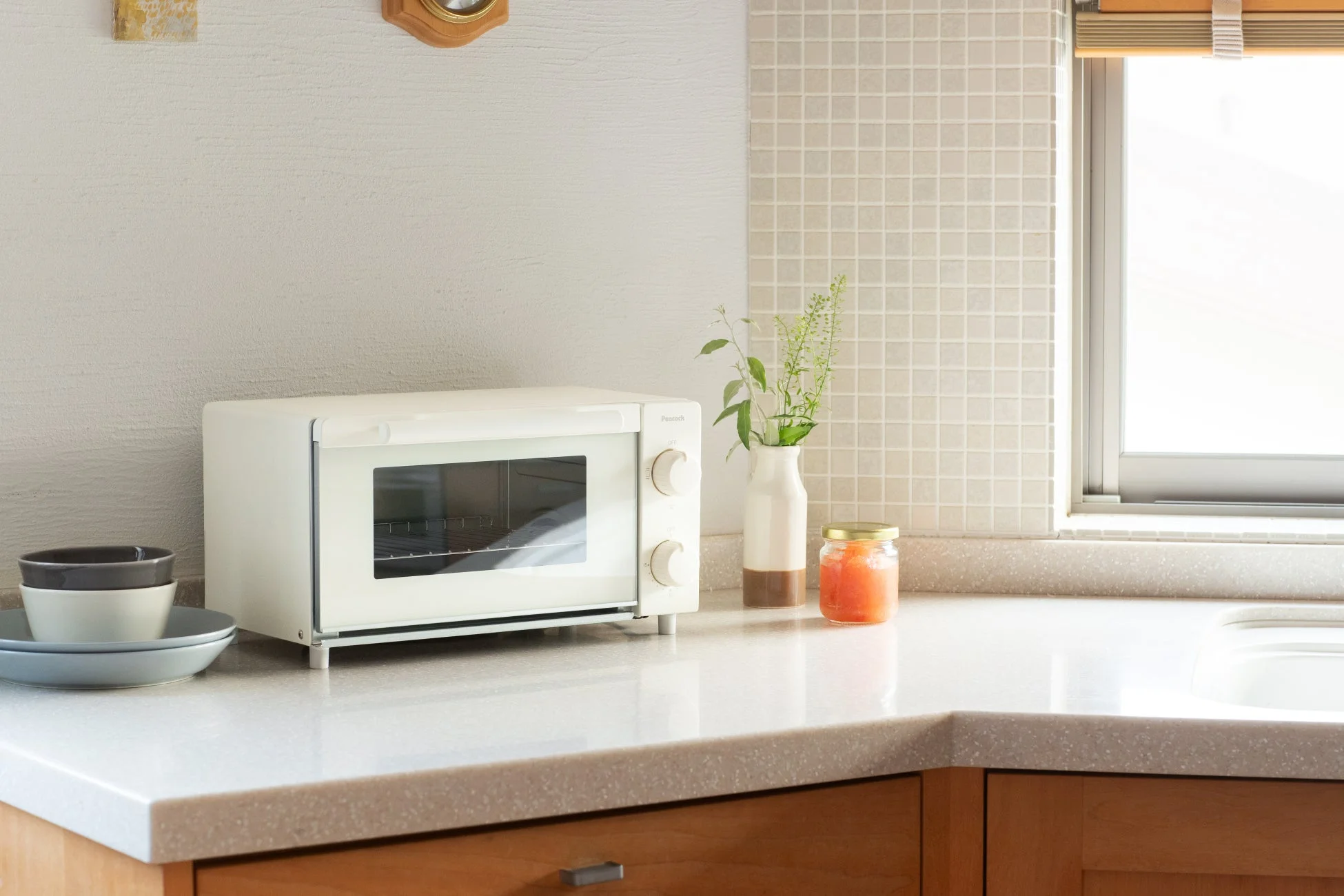 キッチンカウンターと白いトースター