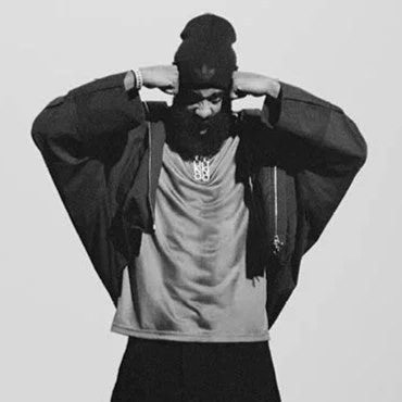 ビーニー帽とワイドスリーブジャケットの男性