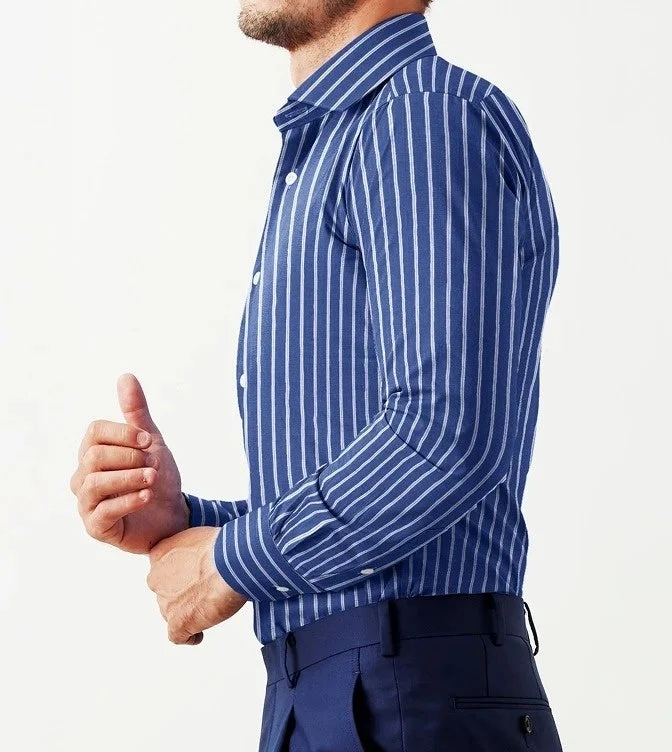 ストライプシャツの男性