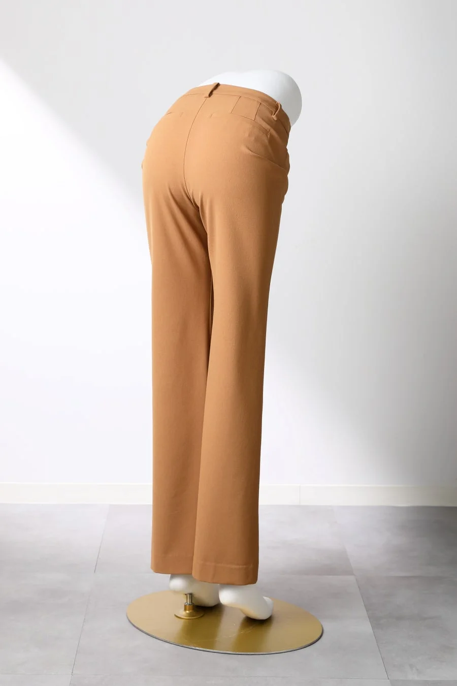 キャメル色のストレートパンツ