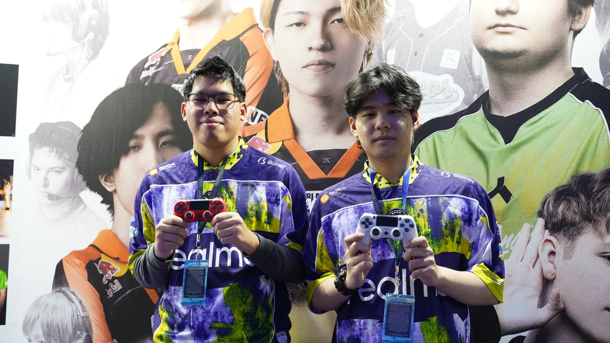 eスポーツユニフォームを着た若者とPlayStationコントローラー