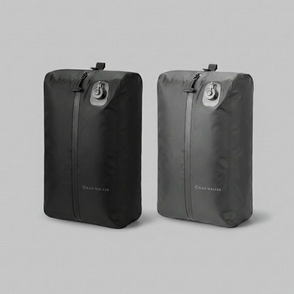 黒とダークグレーの2つの防水性のある収納バッグが写っています。