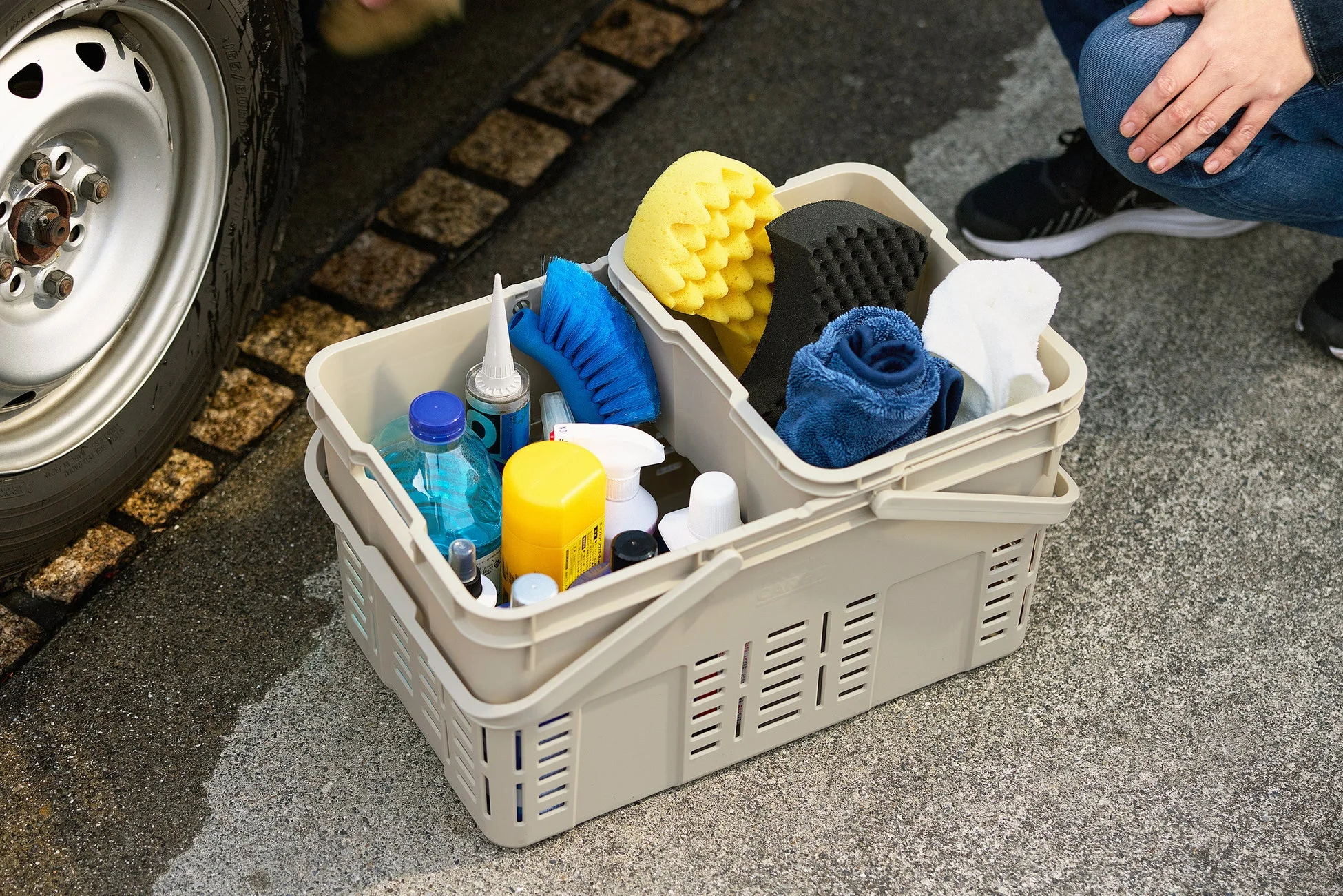 洗車用品がバスケットにまとめられた様子