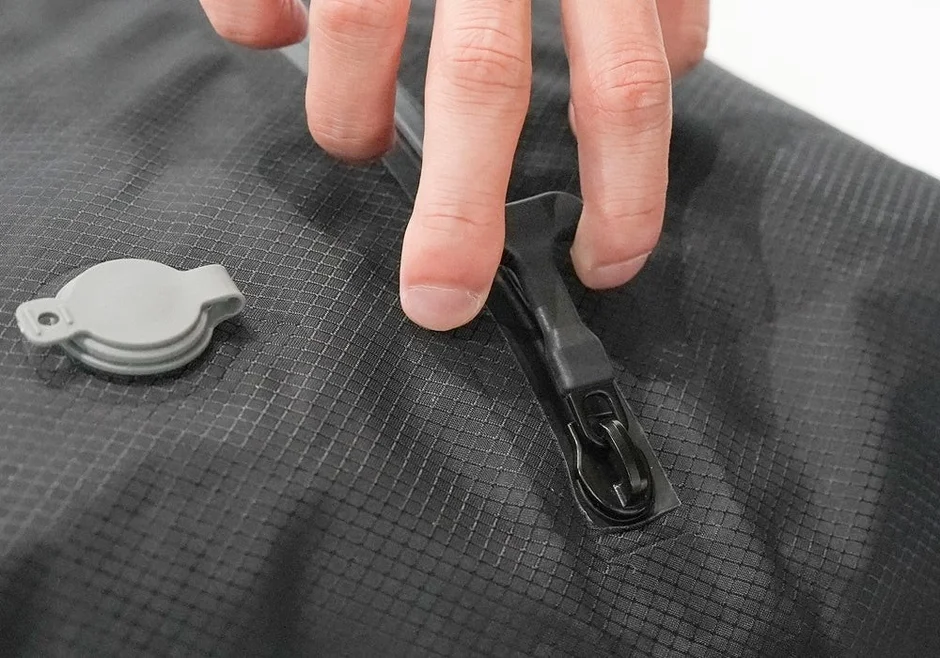 ジッパーを閉める手