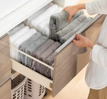 引き出しにタオルを収納する様子