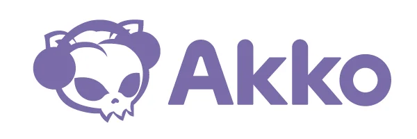 ヘッドホンを装着したスカルのイラストと「Akko」という文字が並んだ、紫色のロゴマークです。