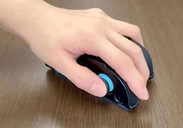 デスクに置いてマウスのように操作する様子