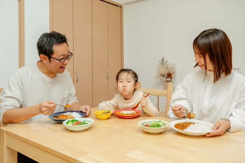 家族3人で食事をする様子