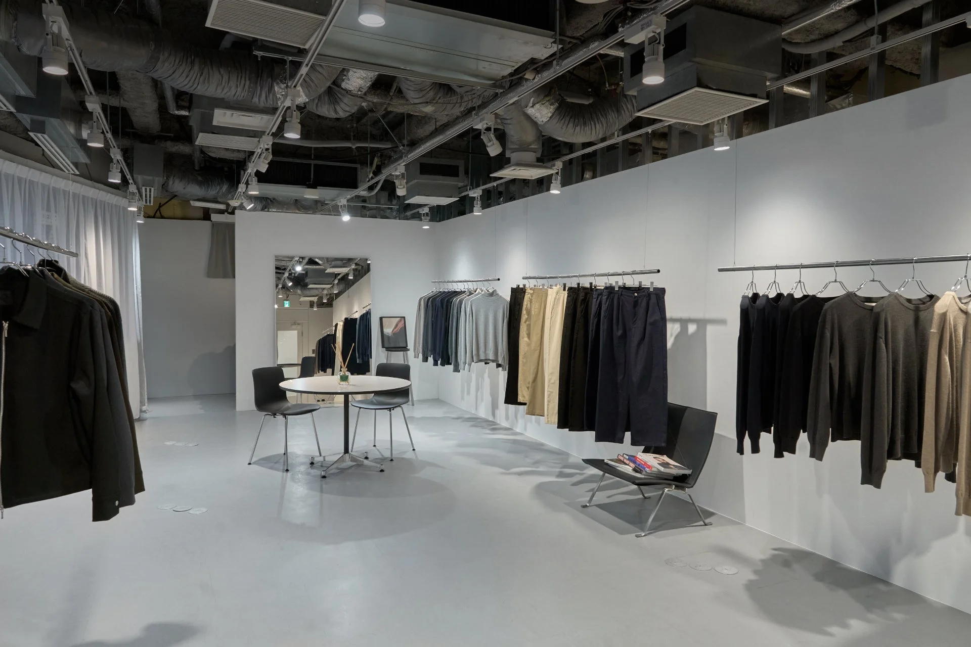 モダンでミニマルなアパレルショップの店内