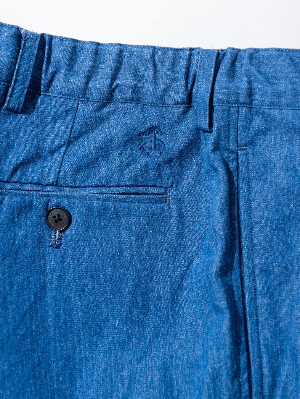 デニム生地のパンツのポケットとBrooks Brothersのロゴ