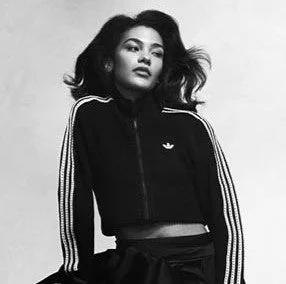 アディダスジャージを着用した女性