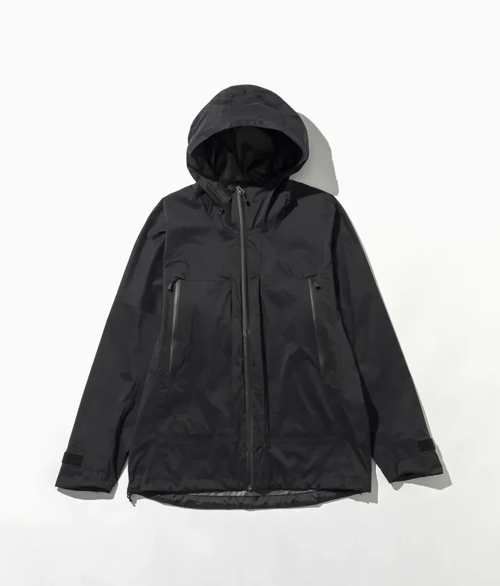 黒いフーデッドジャケット