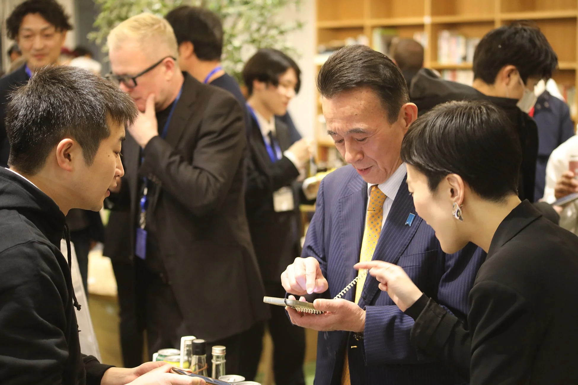 イベントで交流する人々