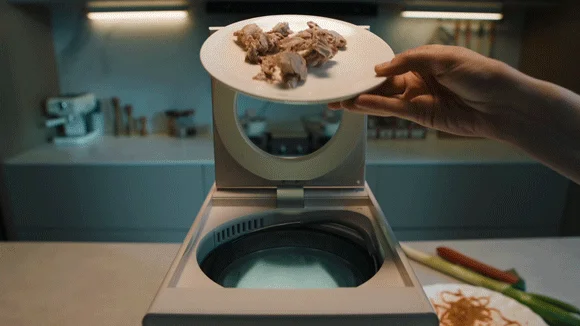 調理家電に肉を投入する様子