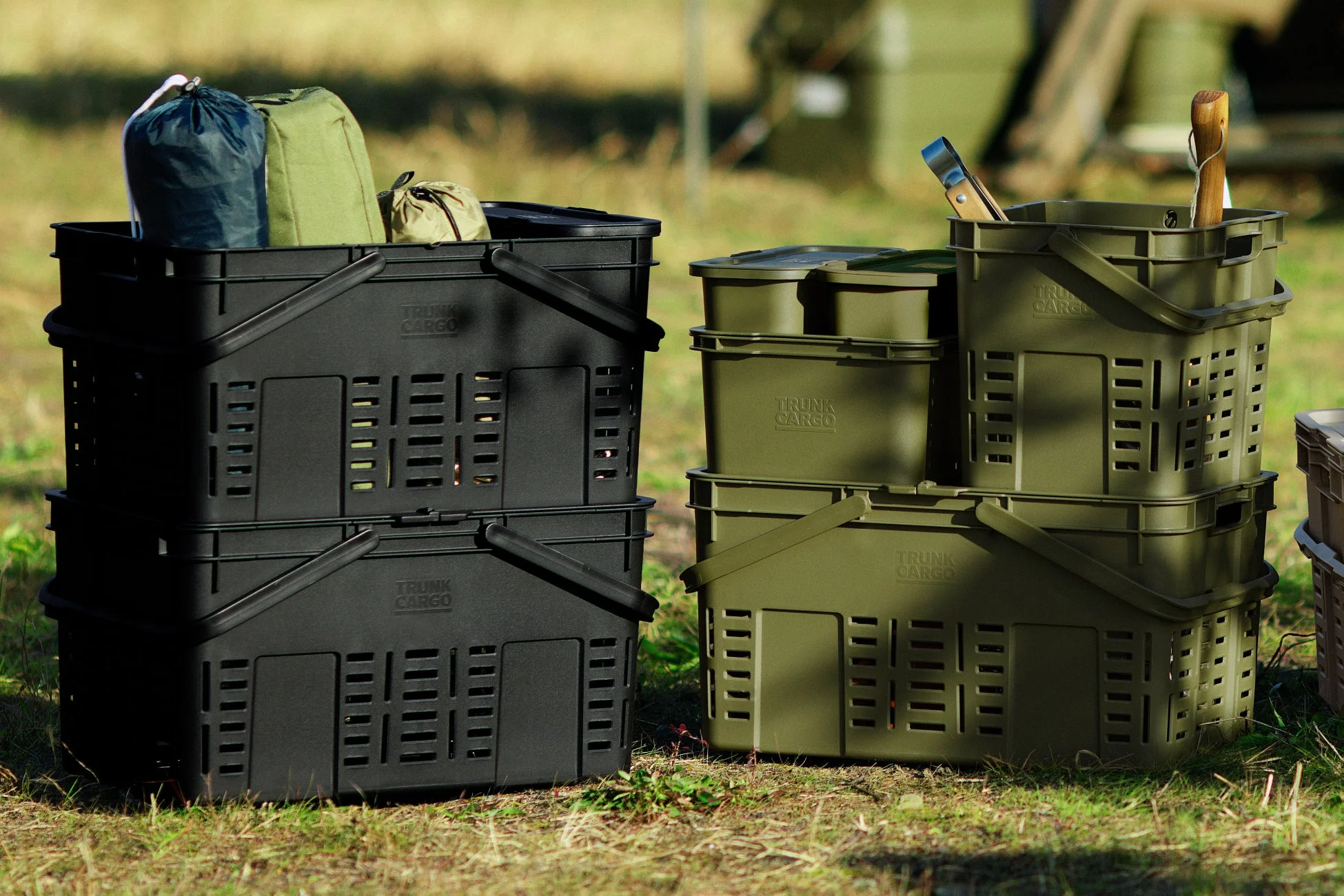 屋外の芝生に置かれた複数のトランクカーゴ