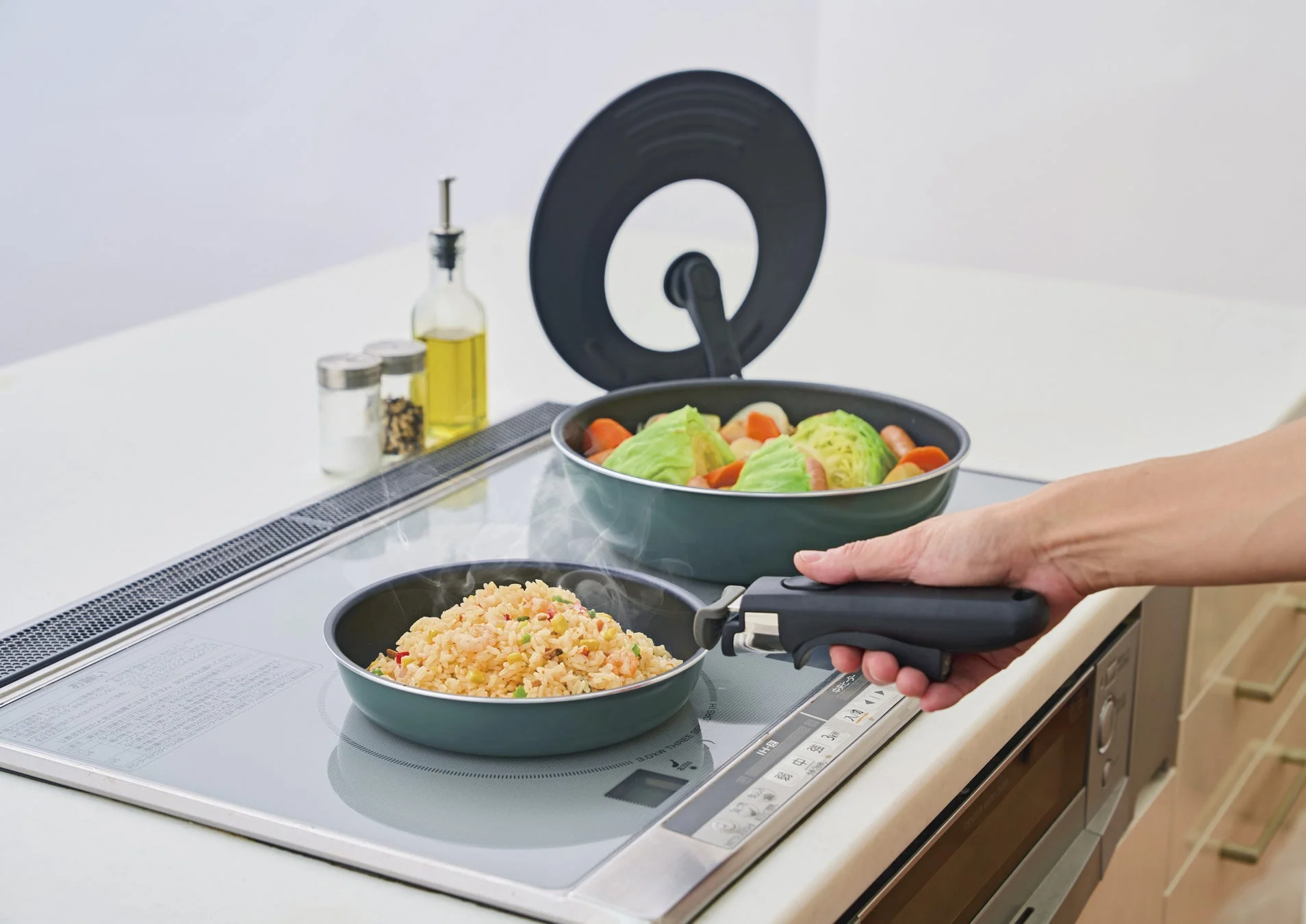 IHクッキングヒーターで調理する様子