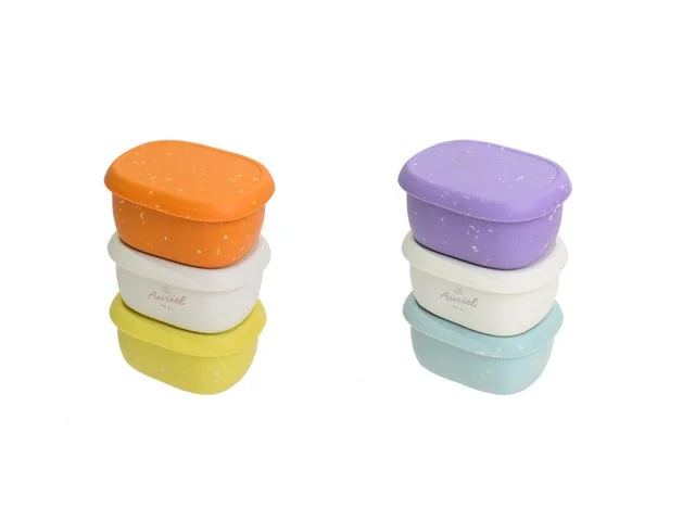 積み重ねられたカラフルなコンテナ