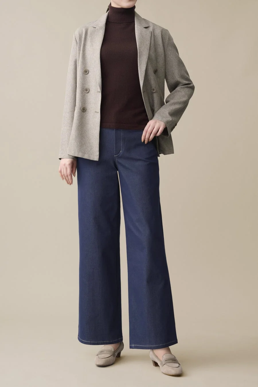 きれいめカジュアルな女性の全身像