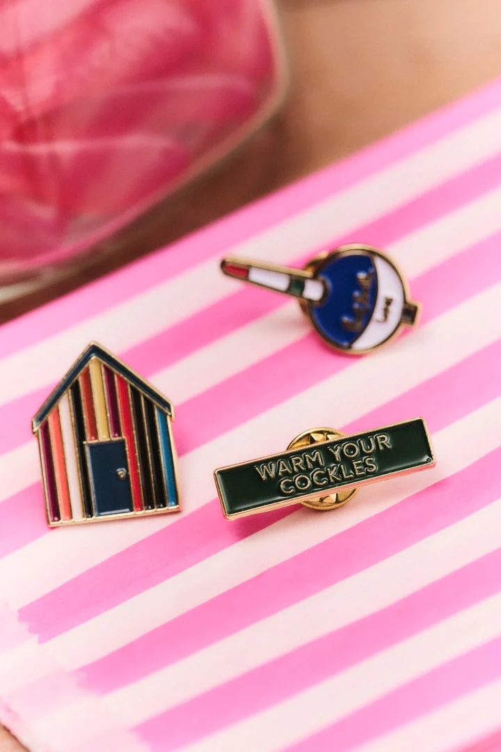 カラフルなピンバッジ