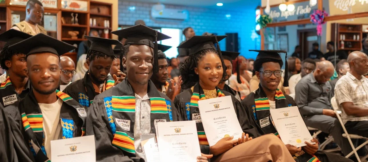 修了証書を持つ学生たち