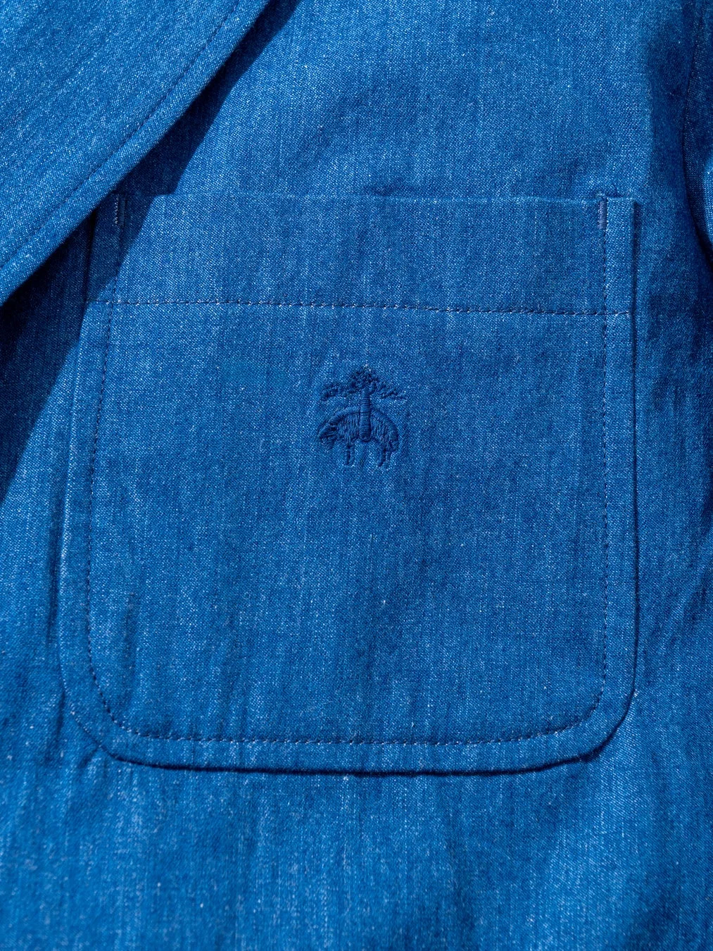 デニム生地の胸ポケットのゴールデンフリース刺繍