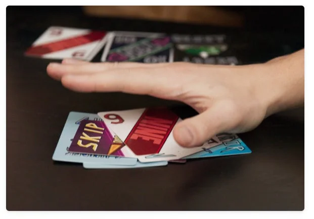 テーブルに置かれたカードと手