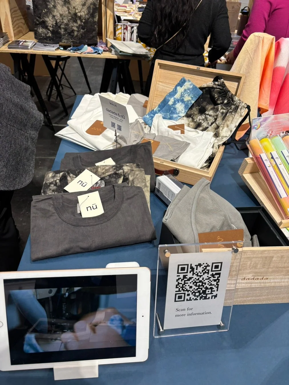衣料品や染物、Tシャツなどが展示されているブース