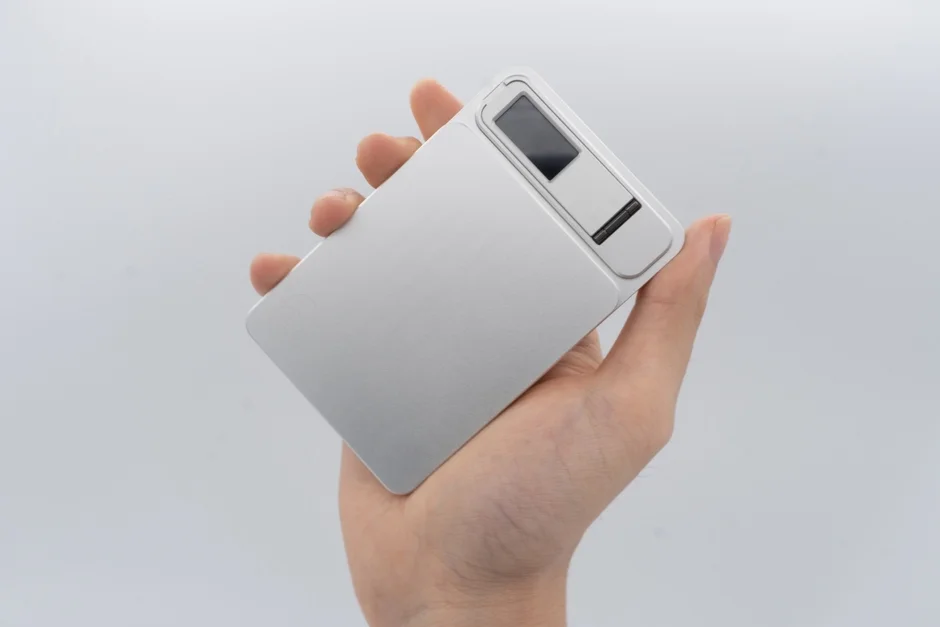 Element Metal Power Bank 8000を手で持っている様子