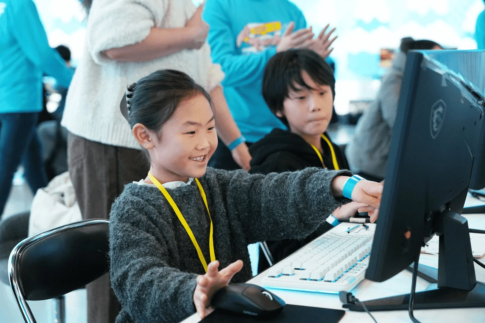 プログラミング学習イベントに参加している子供たち