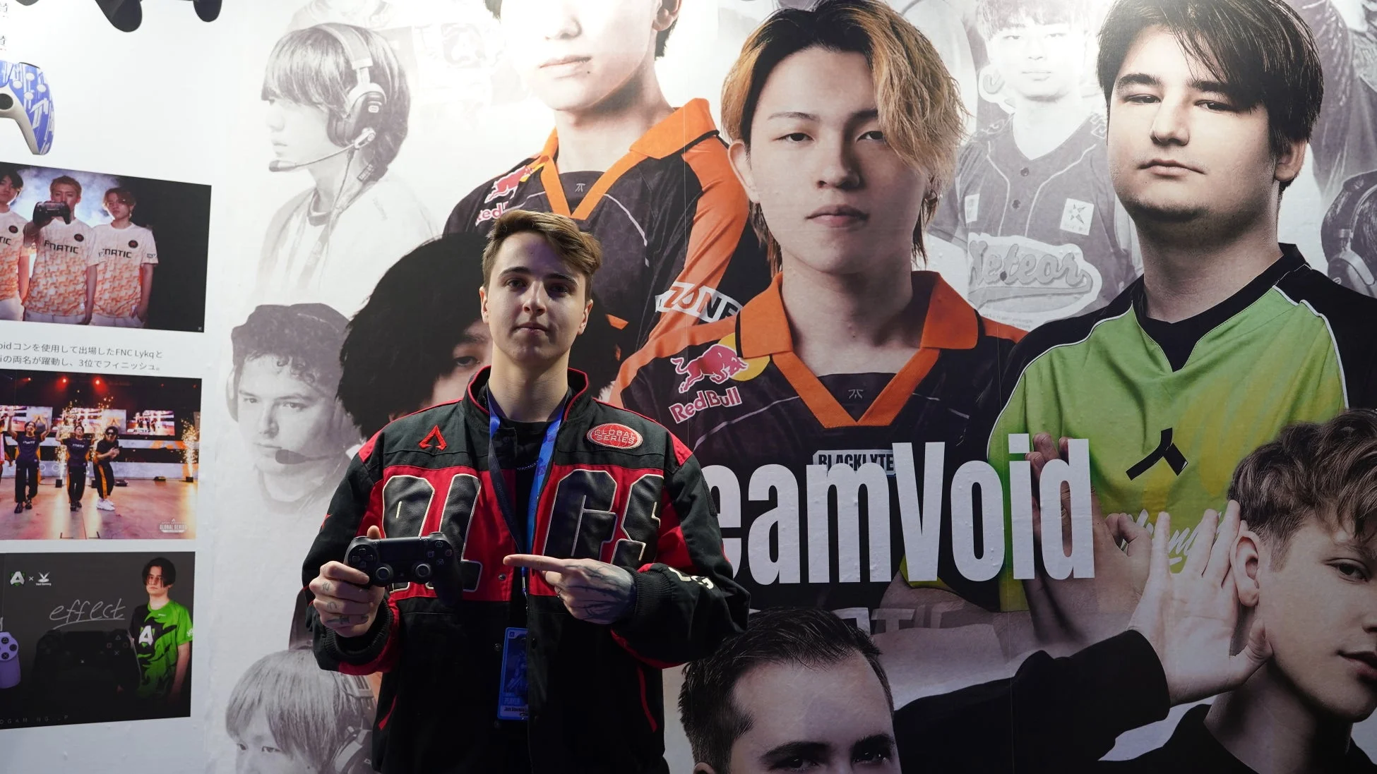 ゲームコントローラーを持つ男性とeスポーツ選手ポスター