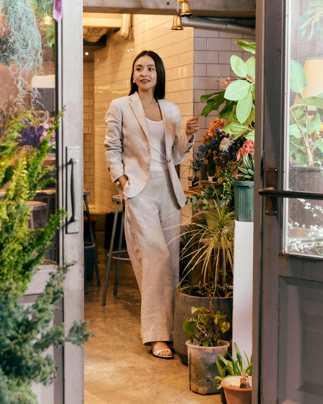 リネンスーツを着た女性