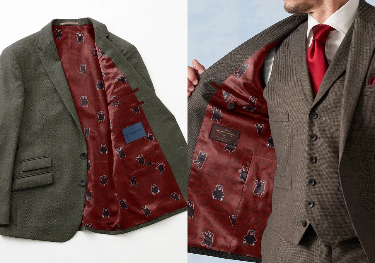 カーキ色のスーツジャケットとその着用例。裏地には赤い生地に黒いクマのキャラクターが多数デザインされており、遊び心のある個性的なスタイルを演出しています。