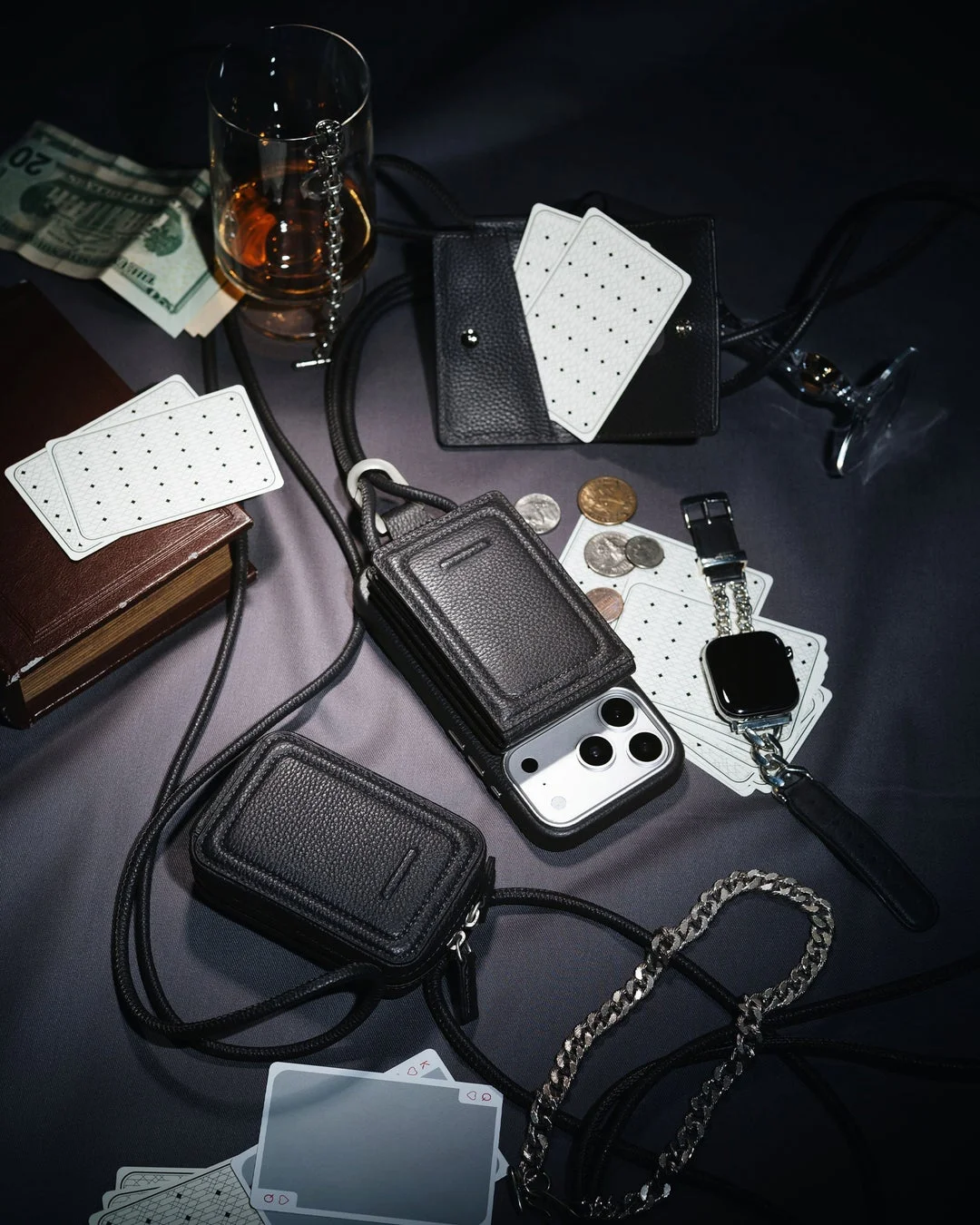 チャコールカラーのiPhoneケースと小物