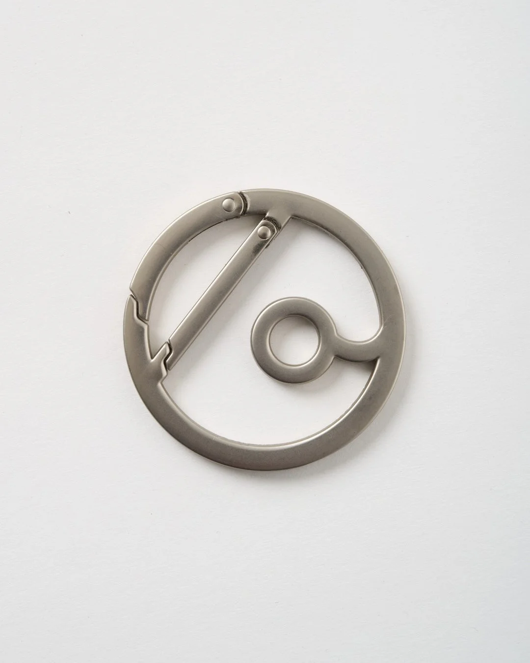 銀色の丸い金属製カラビナのクローズアップ