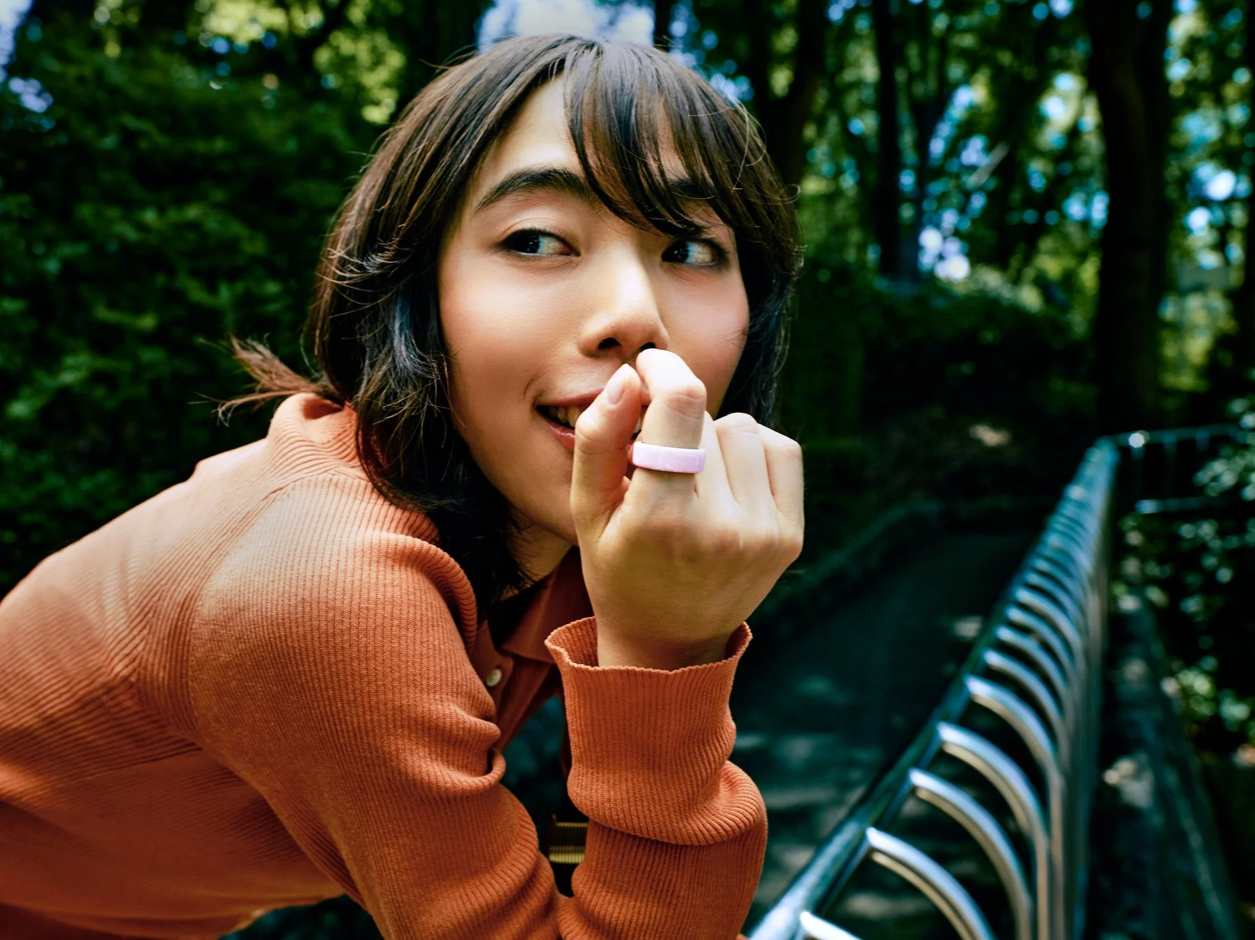 Oura Ring 4 Ceramicを着用した女性