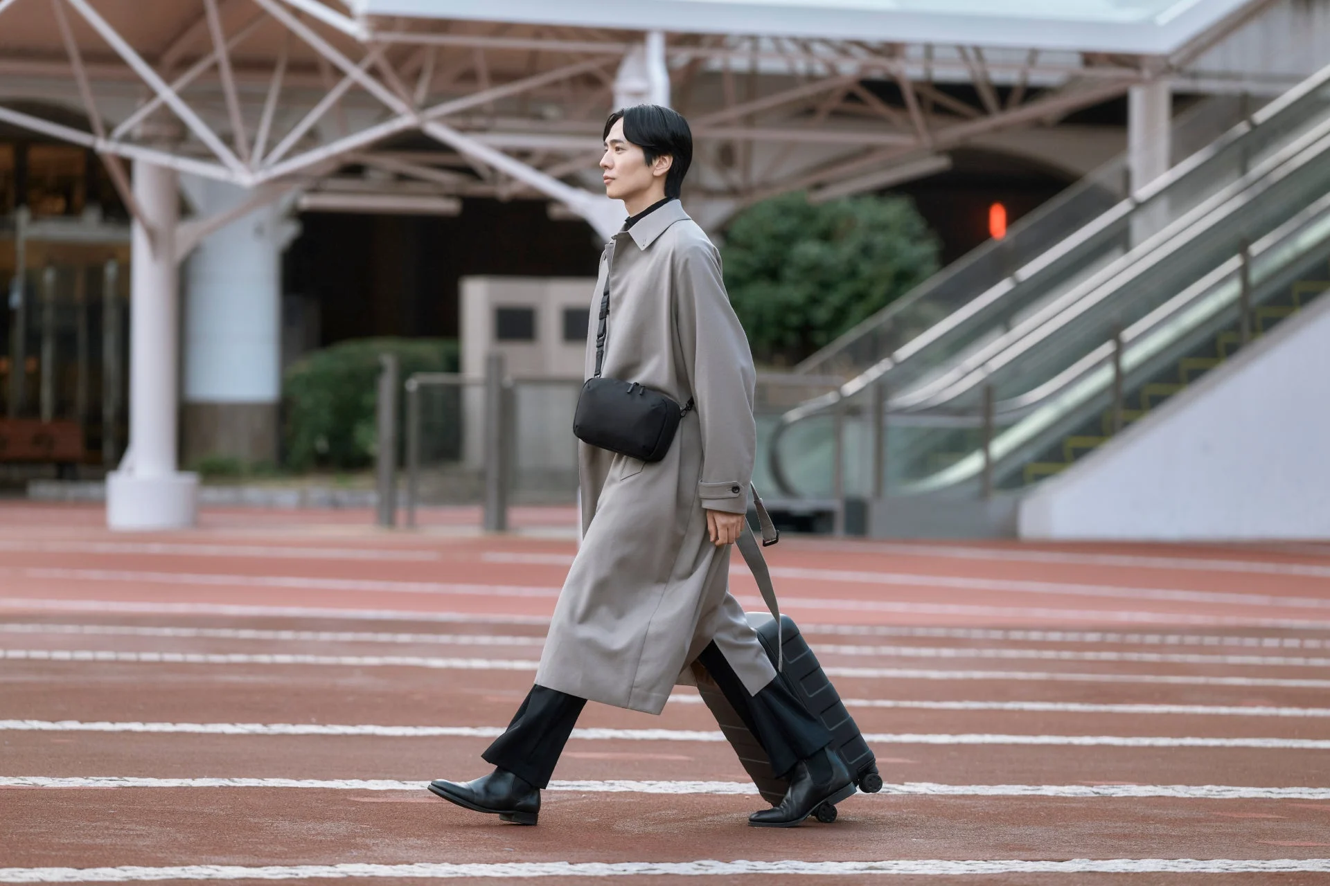 都市を歩く男性