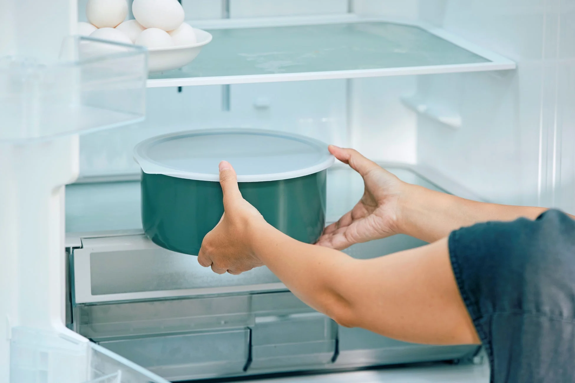 冷蔵庫に緑色の保存容器