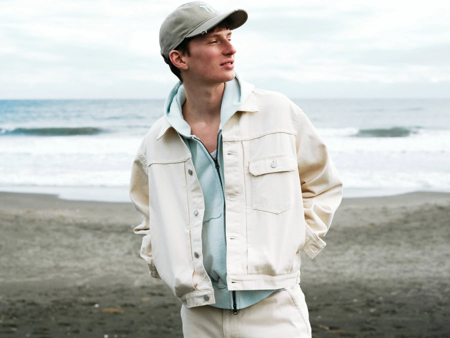 ビーチで海を眺める男性のモデル