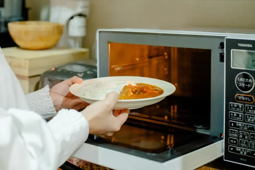 電子レンジでカレーを温める様子